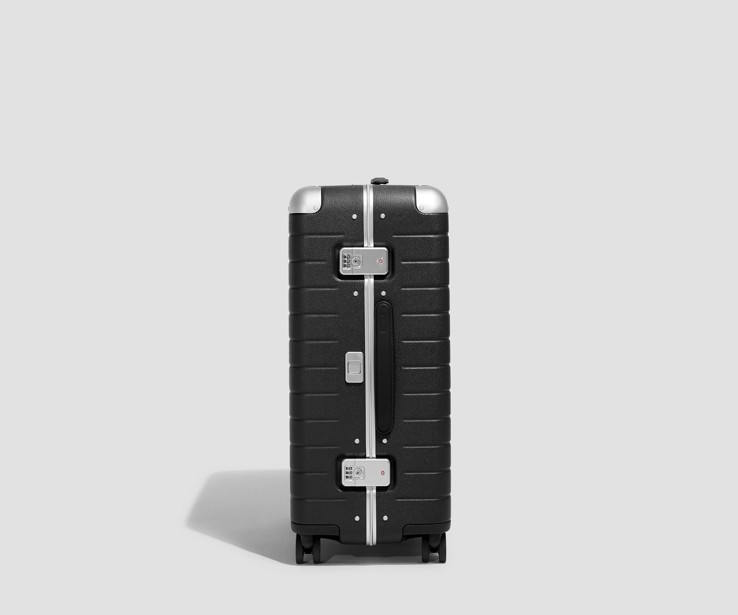 The Aluminum Edge Medium in Jet Black