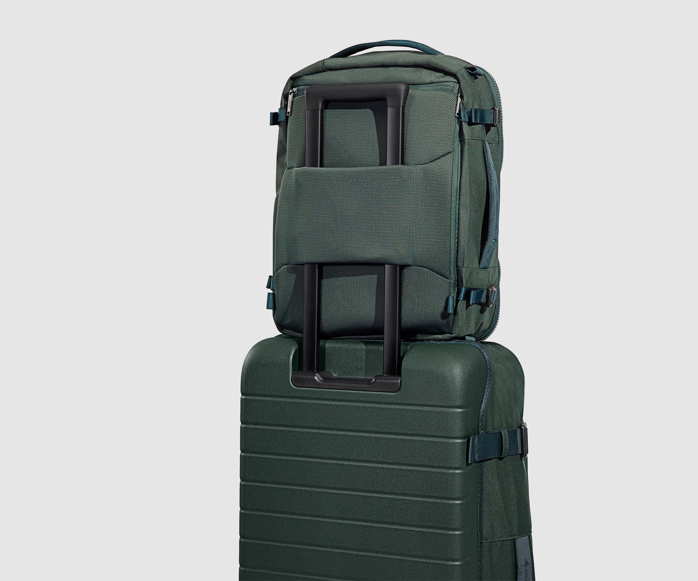 Active Convertible Backpack 25L in Forest Green